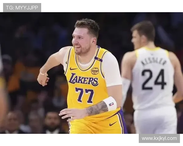 东契奇热身赛被队友压倒在地受伤 伤势并不严重暂时无需担忧